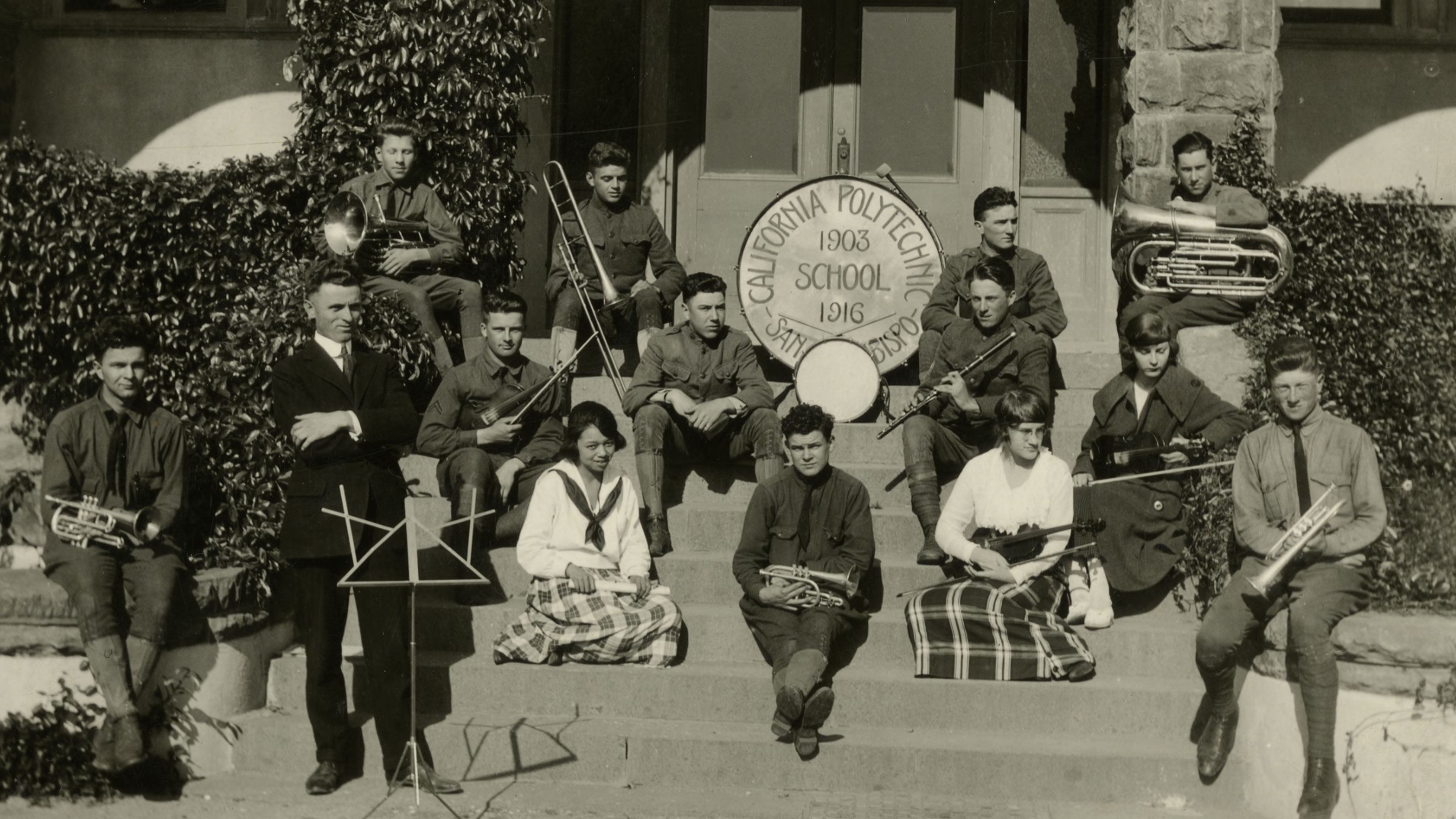 A black and white photo of 13 Cal Poly students with instruments in 1919.