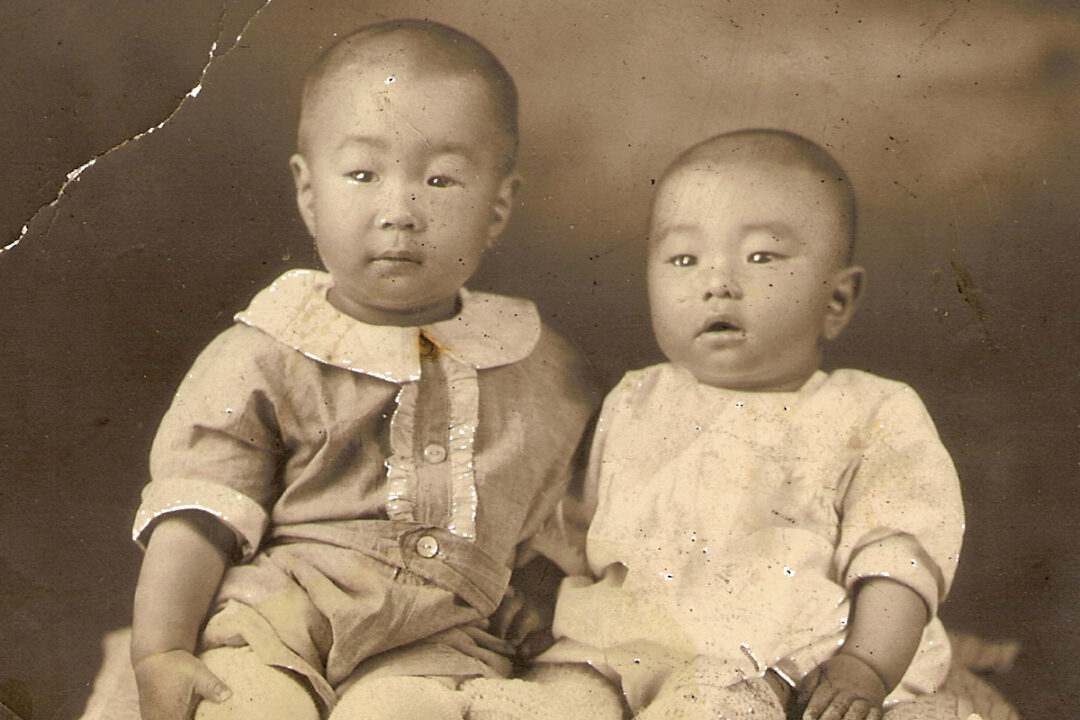 A black and white photo of two Japanese children from the 1920s