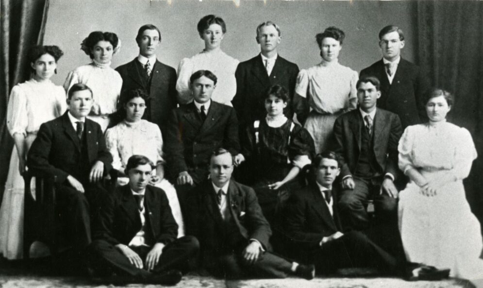 The graduating class of 1907 posing together for a photograph.