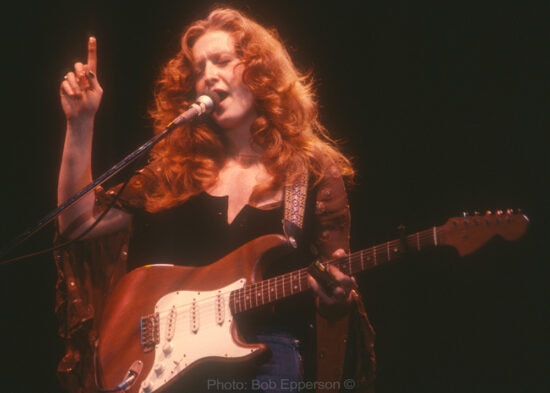 Bonnie Raitt performing.